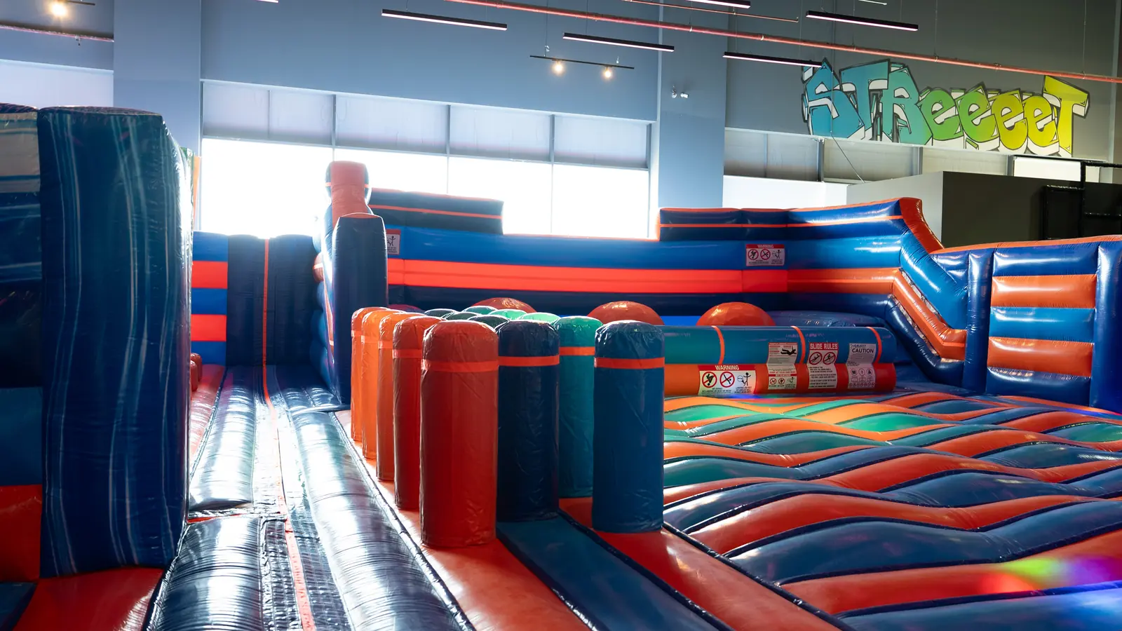Inflatable obstacle course with pillars and balance beams at Trampo Murouj